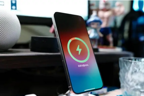 都匀苹果15换屏服务分享用什么充电器给iPhone15充电更好 